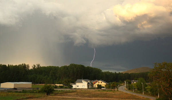 Las tormentas marcaron la pasada jornada del 23 de agosto en la comarca de El Bierzo, donde durante toda la tarde reinaron los rayos y los truenos. 