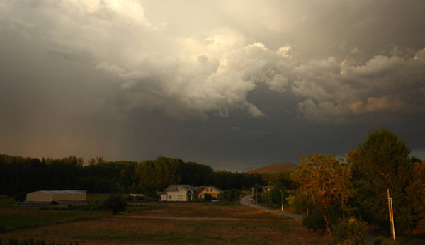 Las tormentas marcaron la pasada jornada del 23 de agosto en la comarca de El Bierzo, donde durante toda la tarde reinaron los rayos y los truenos. 