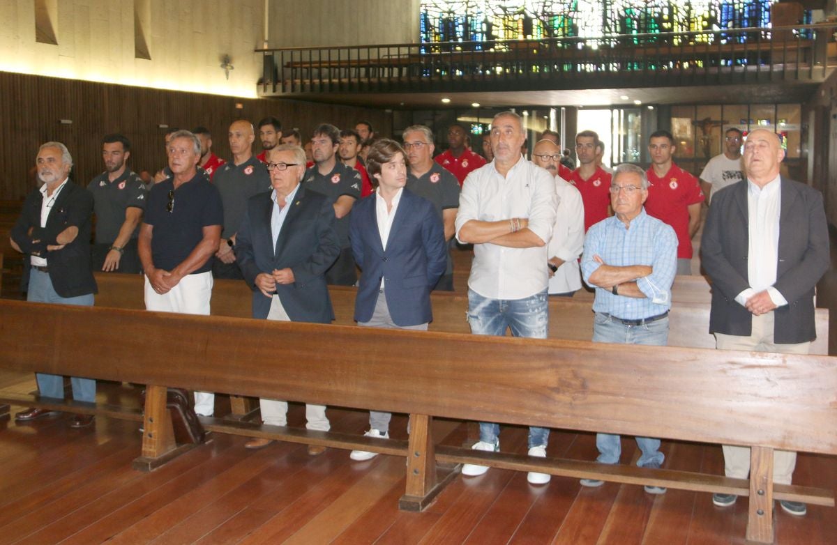 La Cultural ha realizado su tradicional ofrenda a la patrona de León para obtener su 'ayuda divina' de cara a esta temporada