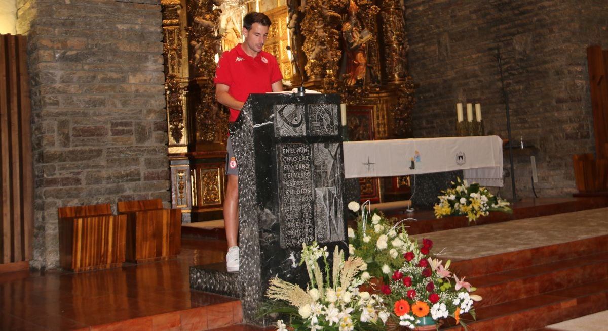 La Cultural ha realizado su tradicional ofrenda a la patrona de León para obtener su 'ayuda divina' de cara a esta temporada