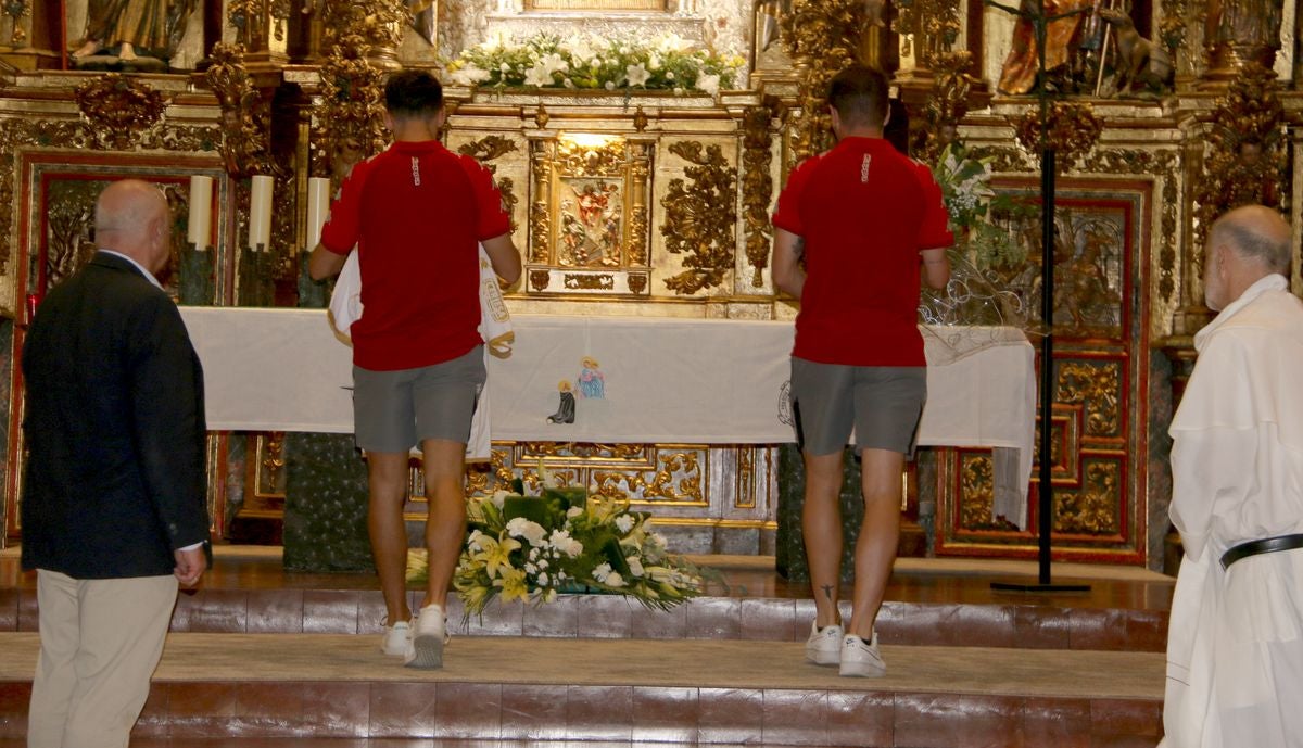 La Cultural ha realizado su tradicional ofrenda a la patrona de León para obtener su 'ayuda divina' de cara a esta temporada