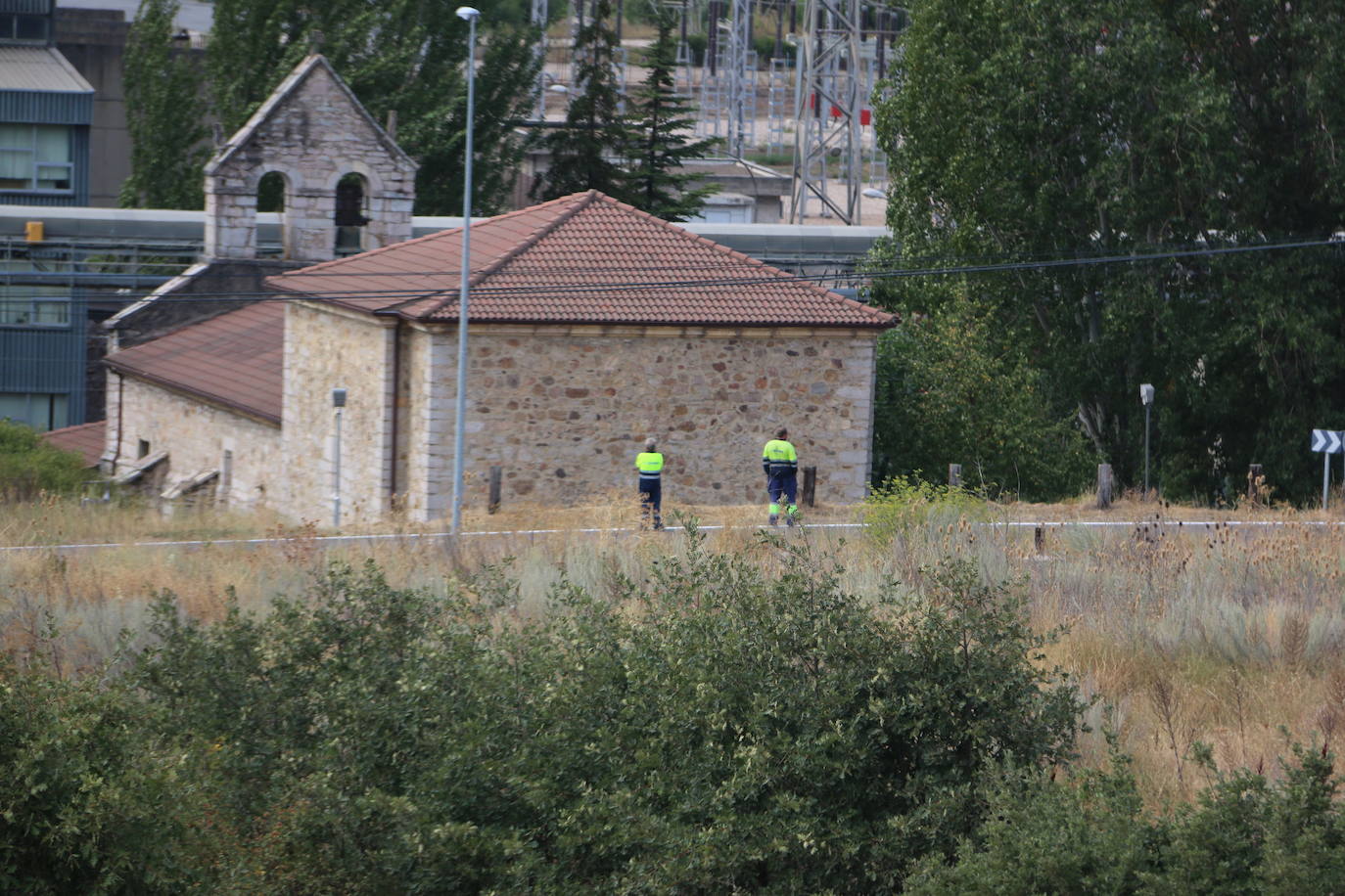 El derribo de la última chimenea de la central térmica roblana pone fin definitivamente a una era en la Montaña Central leonesa