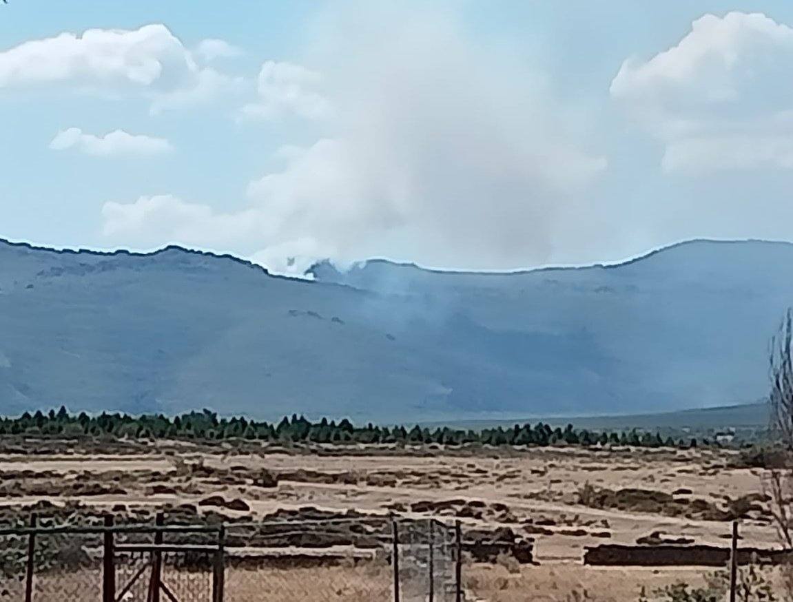 Las imágenes las han tomado las Brigadas de Refuerzo en Incendios Forestales, quienes han remarcado que las llamas se encuentran en el Campo de tiro y no pueden actuar por peligro de explosión de artefactos sin detonar. 