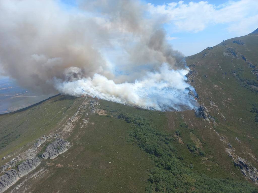 Galería. El fuego se ha revivado este miércoles en el campo de tiro de Teleno. 