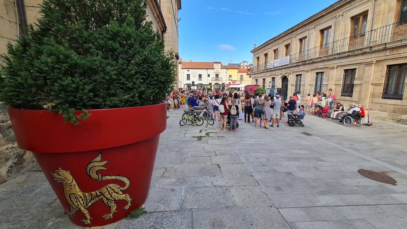 Cuando el circo vuelve al camino: Concedeclown, una pareja tremenda en León capital. El centro de la ciudad acoge un nuevo ciclo de 'Circo en el Camino' con ocho espectáculos de humor, fantasía y acrobacias que hacen las delicias a pie de calle. 'Los titirilelos', de la mano de Concedeclown, reestrenan esta cita urbana con enorme acogida. 
