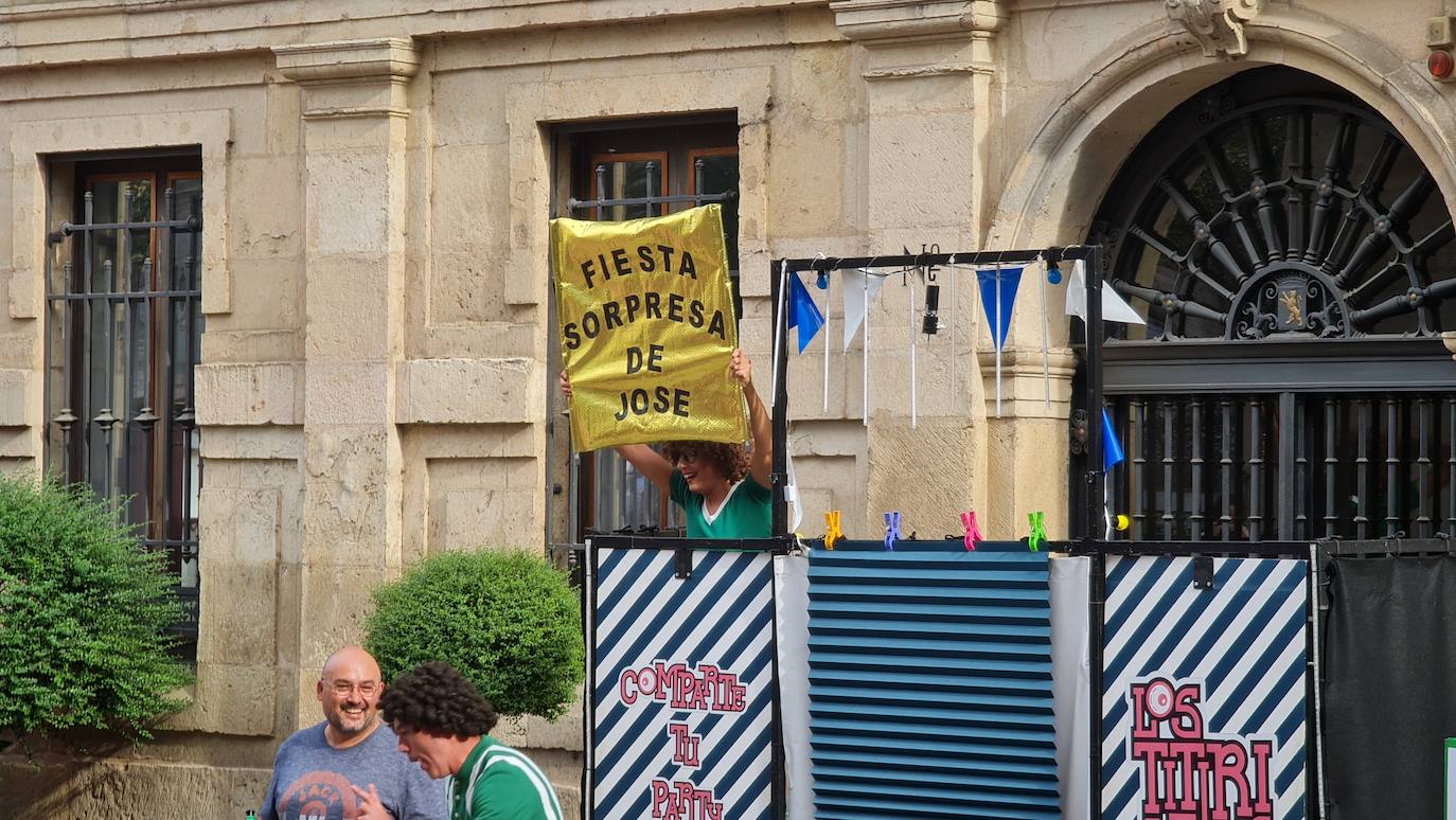 Cuando el circo vuelve al camino: Concedeclown, una pareja tremenda en León capital. El centro de la ciudad acoge un nuevo ciclo de 'Circo en el Camino' con ocho espectáculos de humor, fantasía y acrobacias que hacen las delicias a pie de calle. 'Los titirilelos', de la mano de Concedeclown, reestrenan esta cita urbana con enorme acogida. 