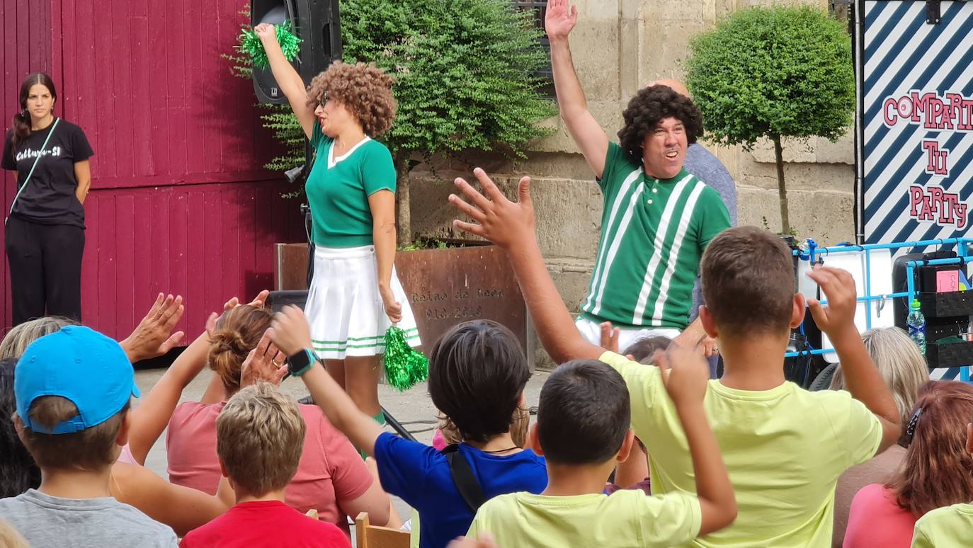 Cuando el circo vuelve al camino: Concedeclown, una pareja tremenda en León capital. El centro de la ciudad acoge un nuevo ciclo de 'Circo en el Camino' con ocho espectáculos de humor, fantasía y acrobacias que hacen las delicias a pie de calle. 'Los titirilelos', de la mano de Concedeclown, reestrenan esta cita urbana con enorme acogida. 