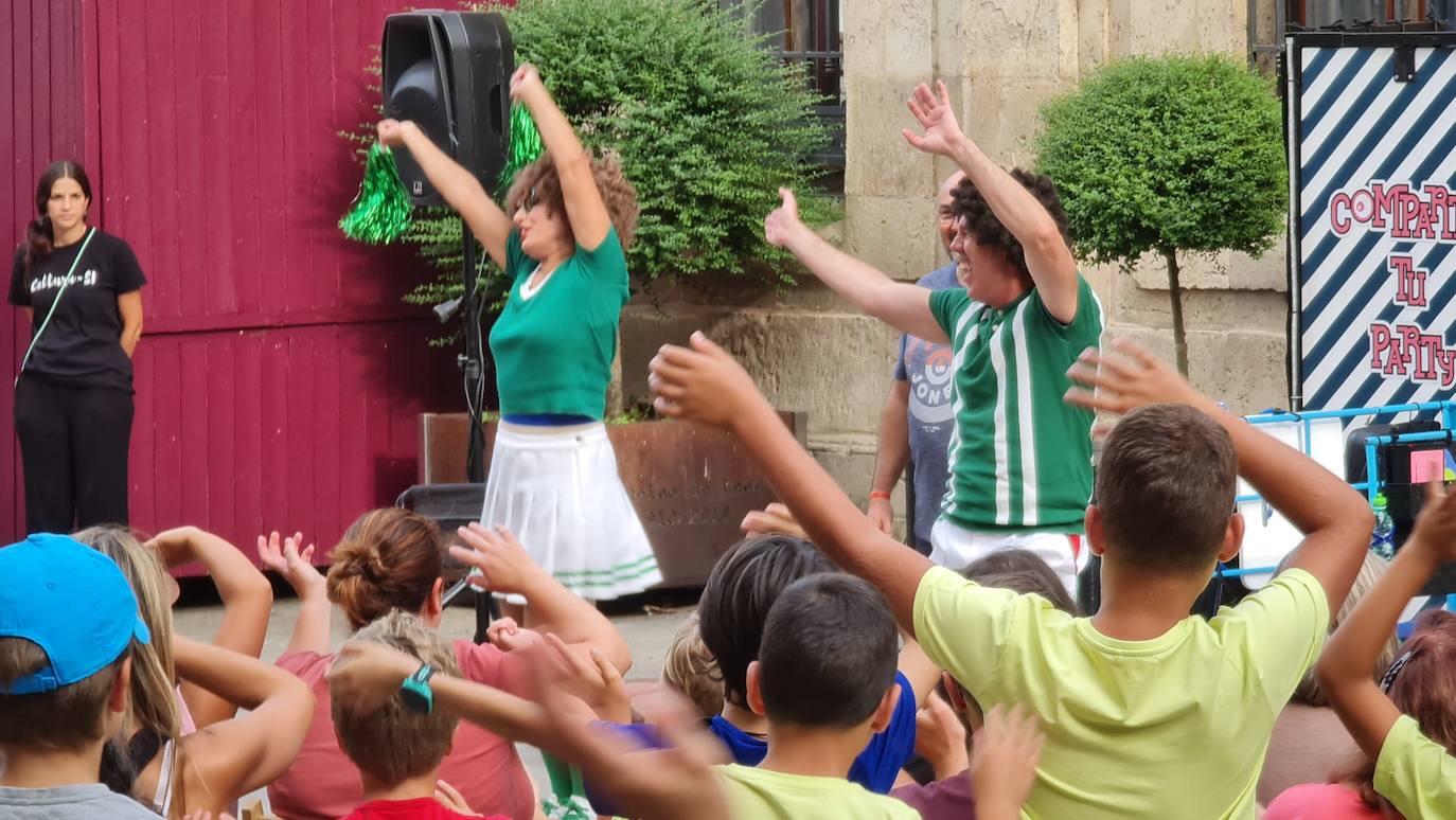 Cuando el circo vuelve al camino: Concedeclown, una pareja tremenda en León capital. El centro de la ciudad acoge un nuevo ciclo de 'Circo en el Camino' con ocho espectáculos de humor, fantasía y acrobacias que hacen las delicias a pie de calle. 'Los titirilelos', de la mano de Concedeclown, reestrenan esta cita urbana con enorme acogida. 