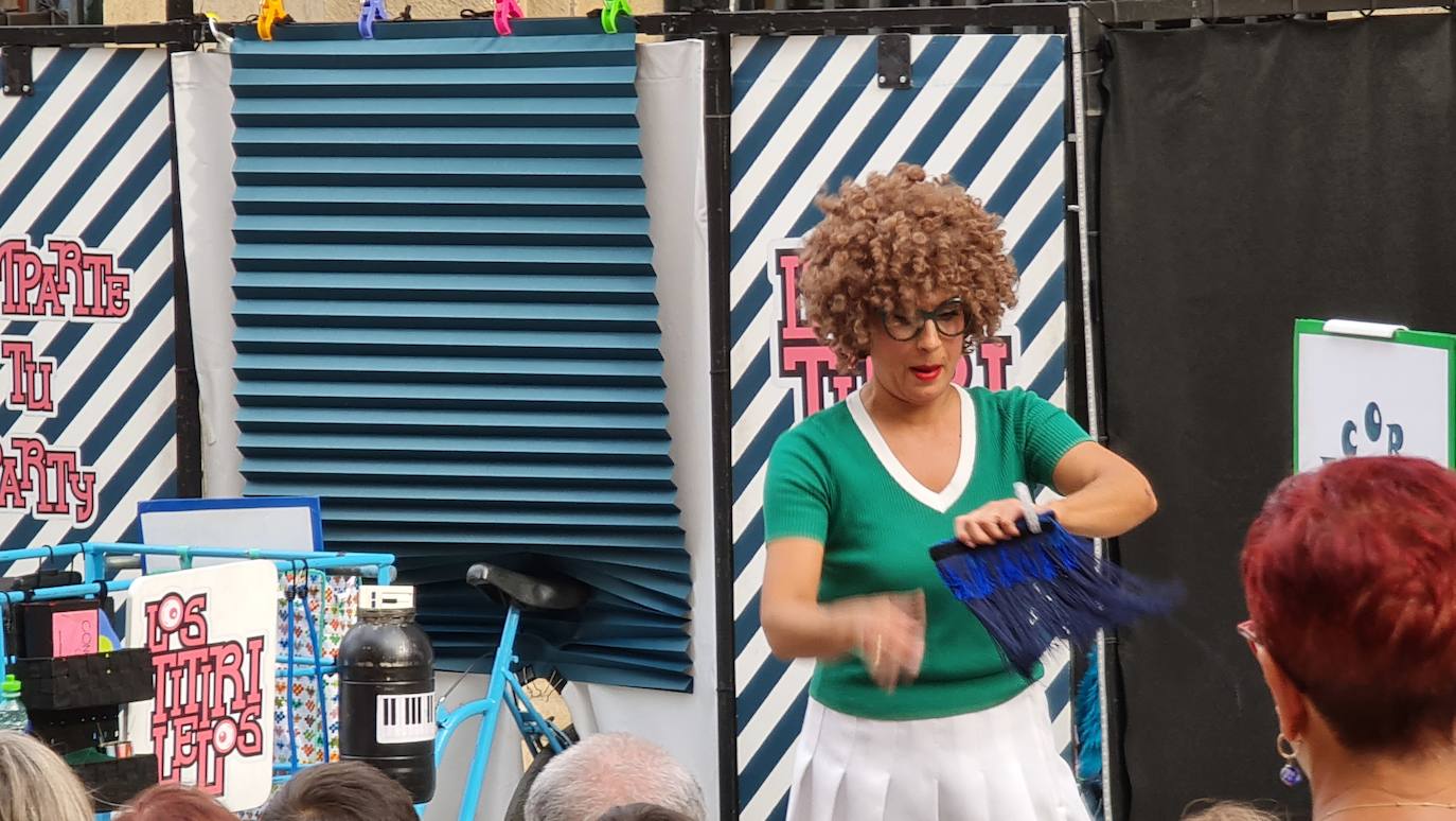 Cuando el circo vuelve al camino: Concedeclown, una pareja tremenda en León capital. El centro de la ciudad acoge un nuevo ciclo de 'Circo en el Camino' con ocho espectáculos de humor, fantasía y acrobacias que hacen las delicias a pie de calle. 'Los titirilelos', de la mano de Concedeclown, reestrenan esta cita urbana con enorme acogida. 