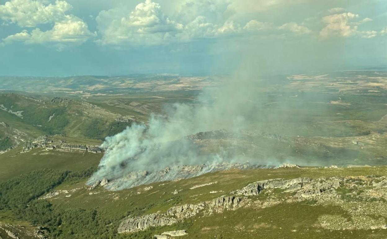 El fuego se ha reavivado en el campo de tiro del Teleno. En la imagen, el incendio este miércoles.