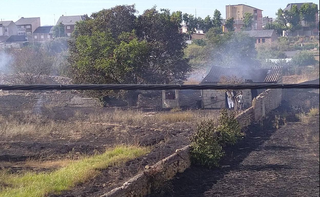 Los bomberos de Ponfarrrada intervienen en la extinción de dos fuegos la tarde del martes.