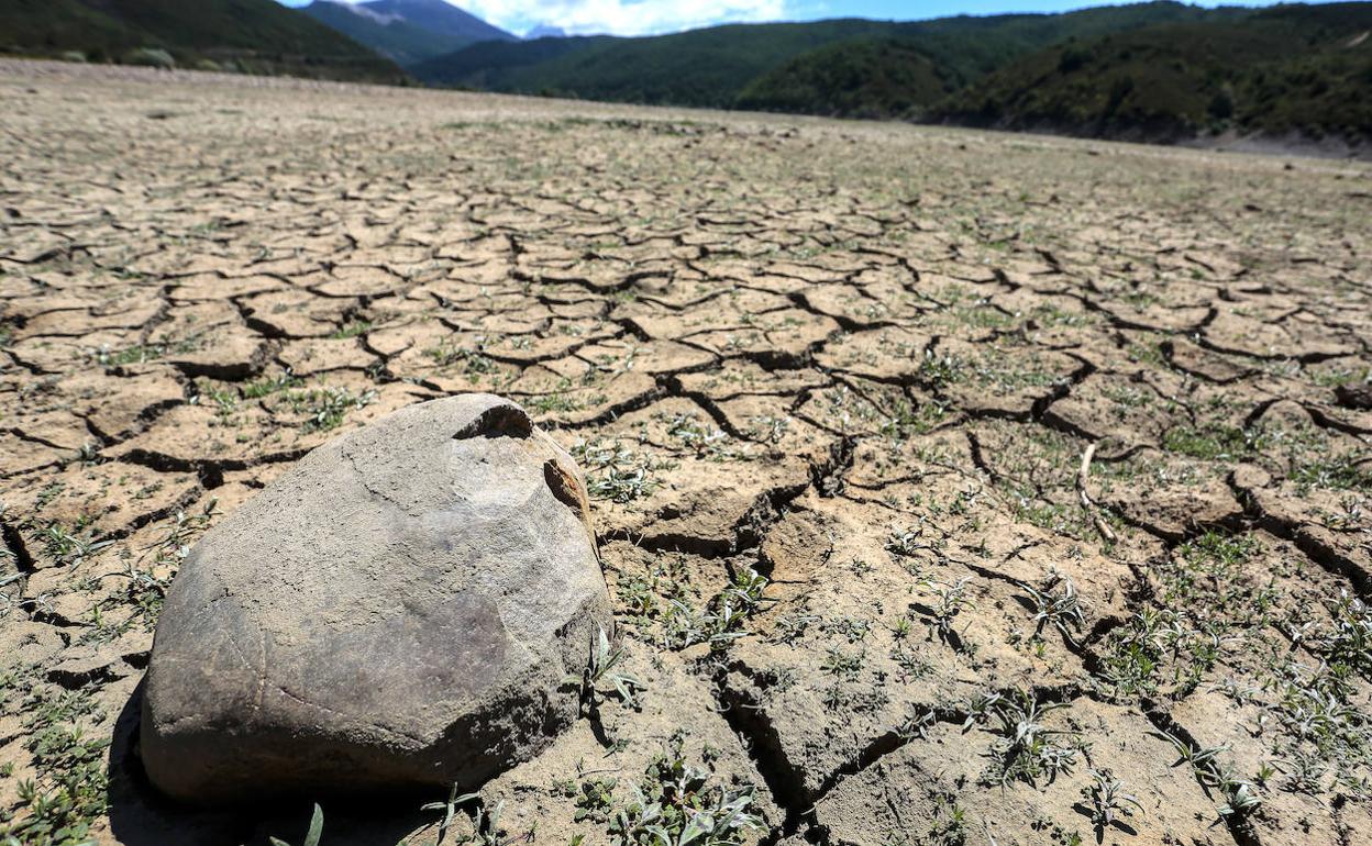 Sequía en el embalse de Riaño (León), con un 42,3% de su capacidad total. En la imagen, zona del pueblo anegado por el pantano, Pedrosa del Rey. 