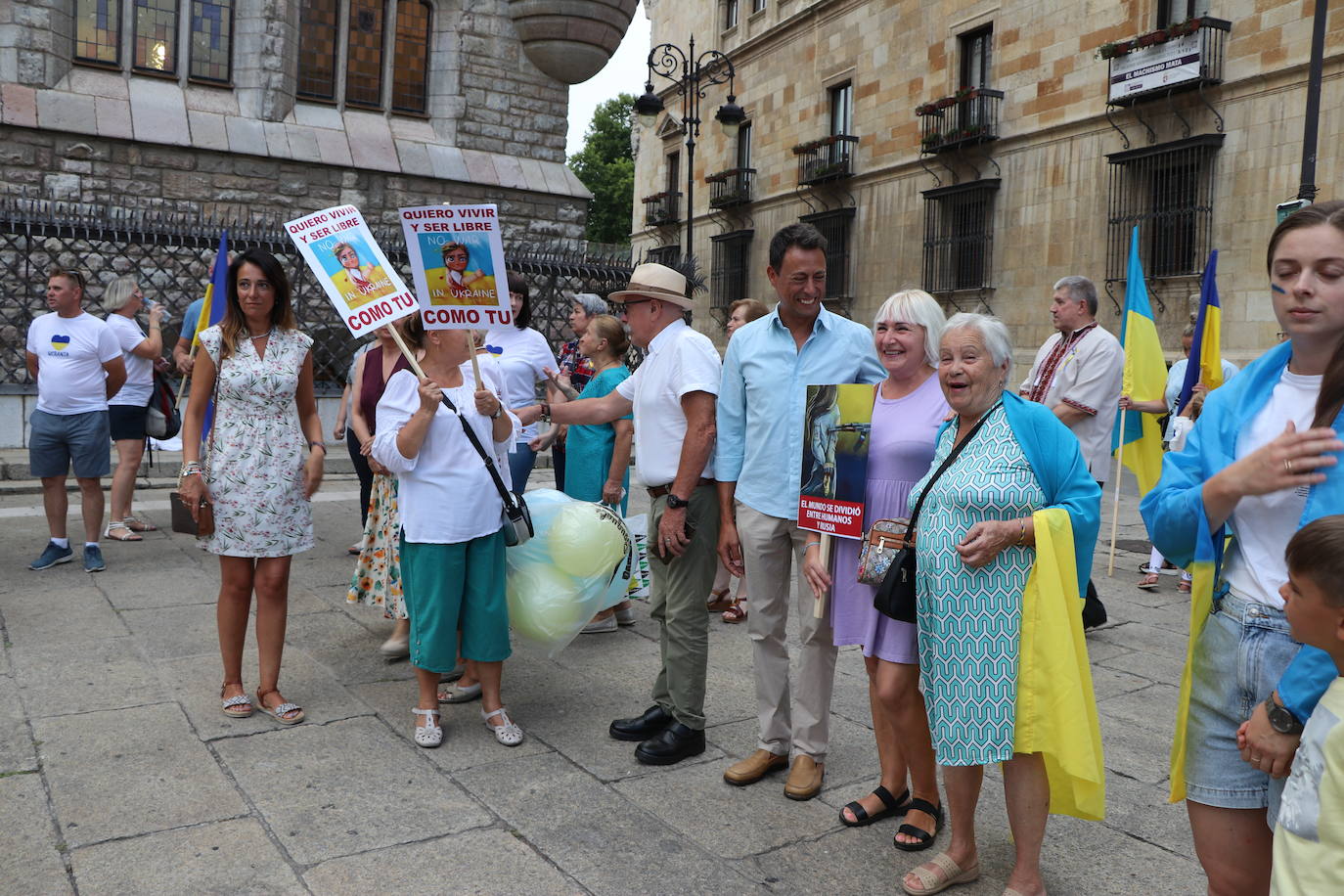 Centenares de ucranianos en la concentración en la Plaza de San Marcelo. 