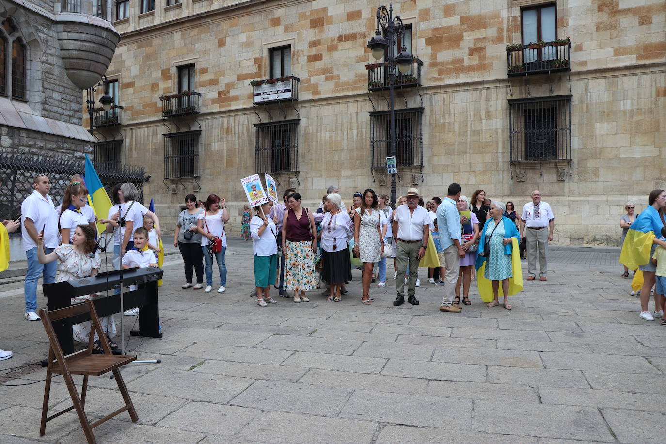 Centenares de ucranianos en la concentración en la Plaza de San Marcelo. 