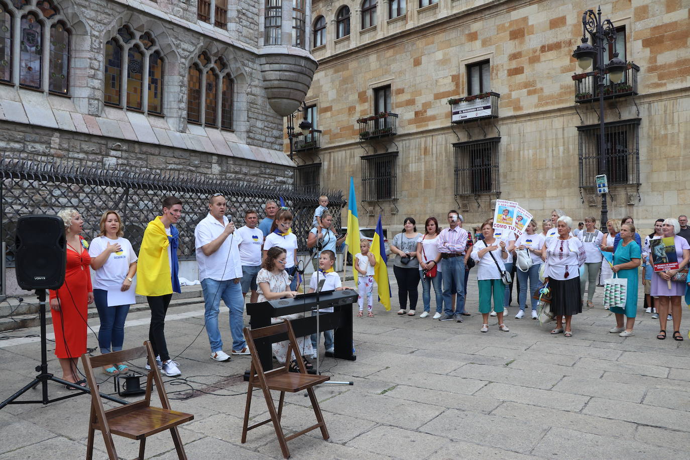 Centenares de ucranianos en la concentración en la Plaza de San Marcelo. 