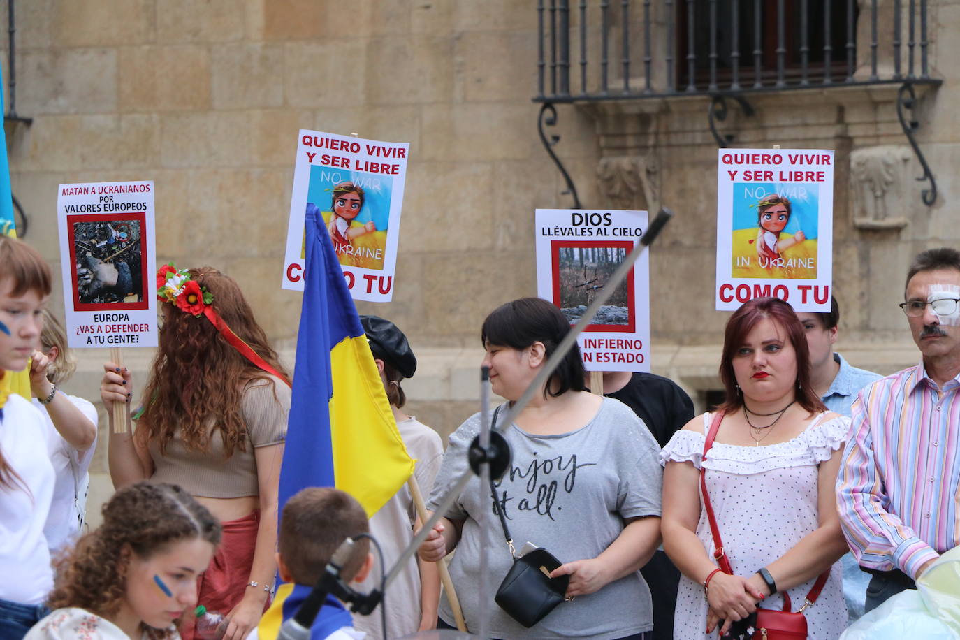 Centenares de ucranianos en la concentración en la Plaza de San Marcelo. 