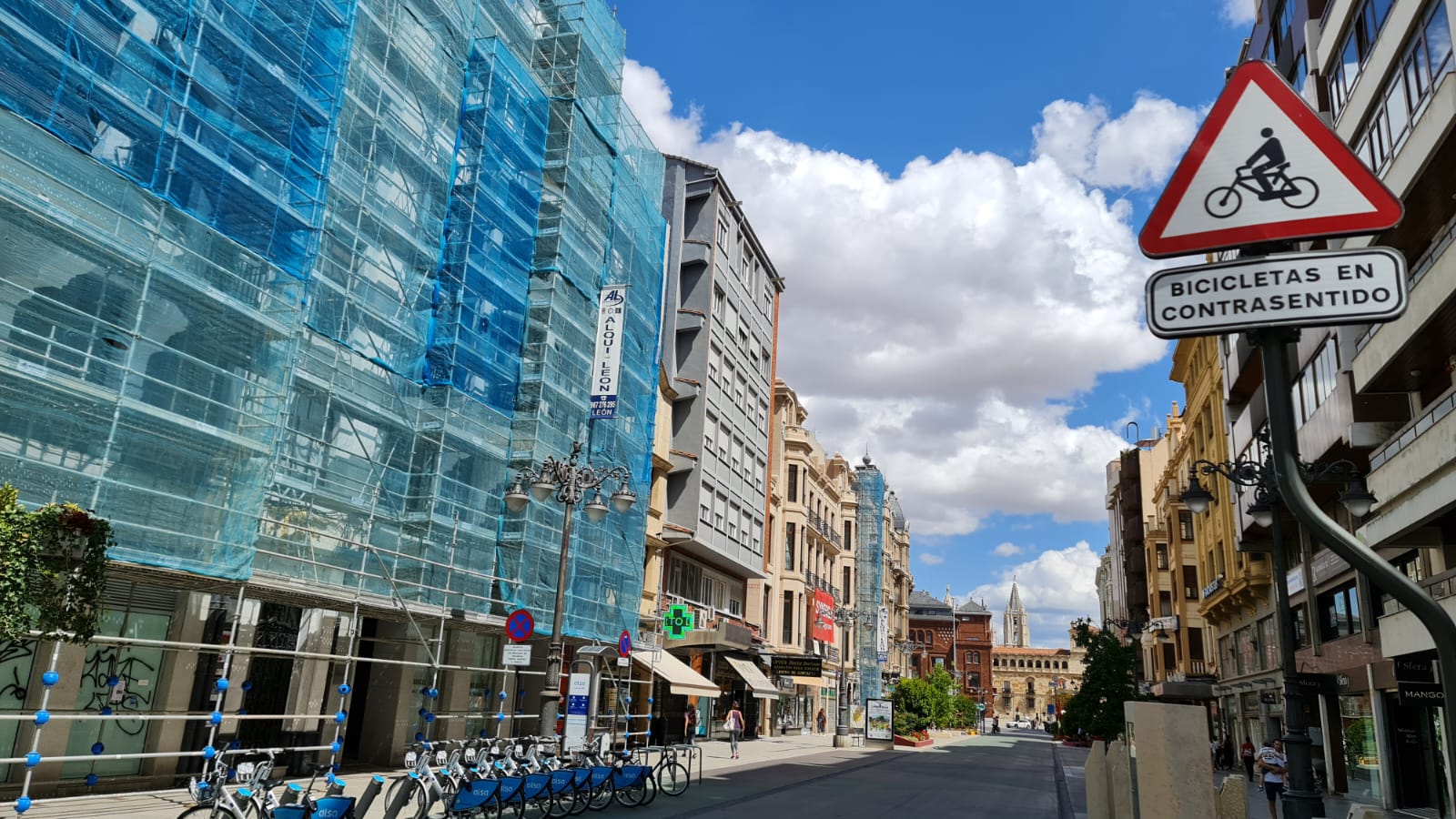 Siete calles del centro de León ya tienen adjudicada la obra para convertirse en zona de bajas emisiones.