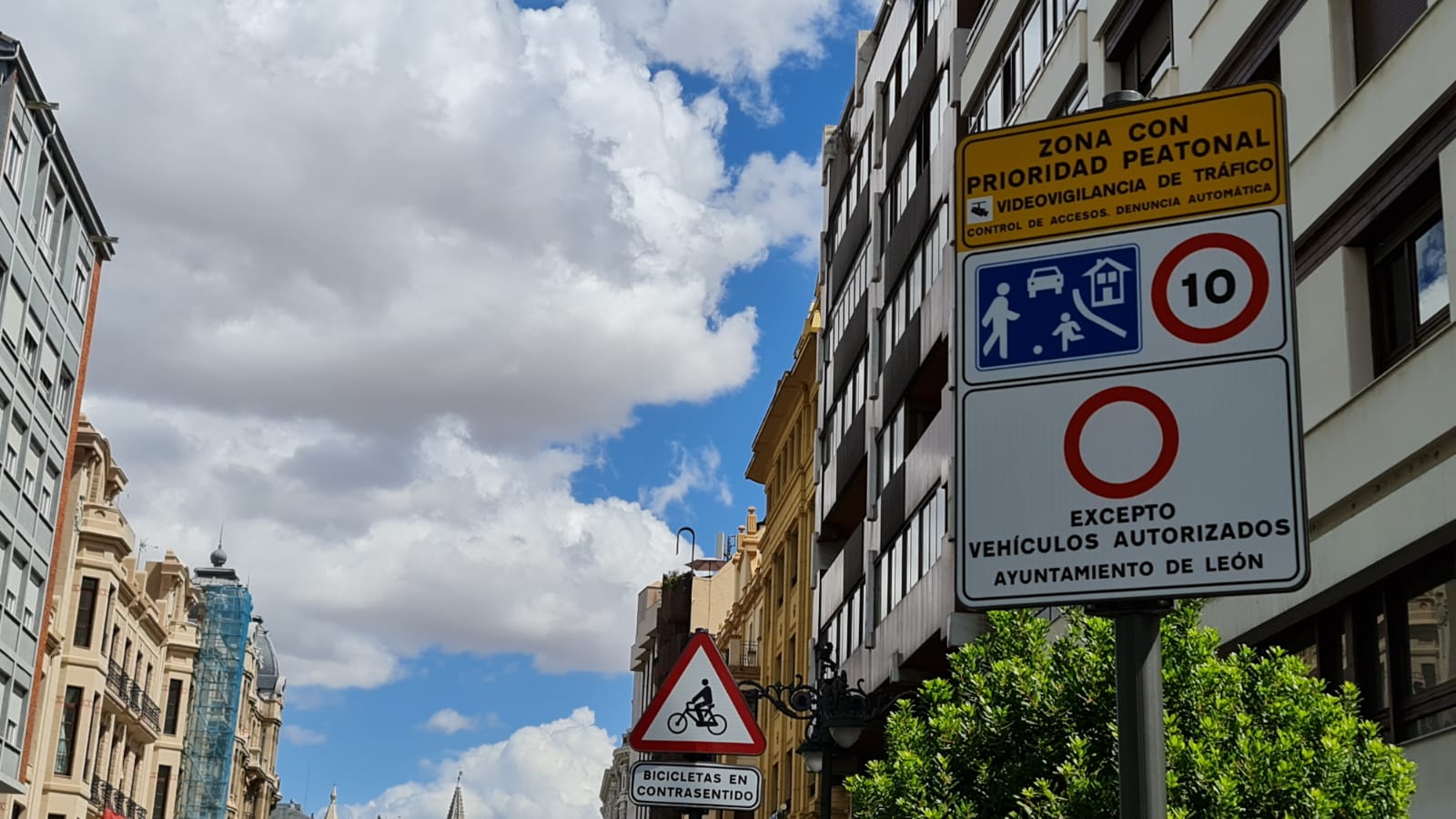 Siete calles del centro de León ya tienen adjudicada la obra para convertirse en zona de bajas emisiones.