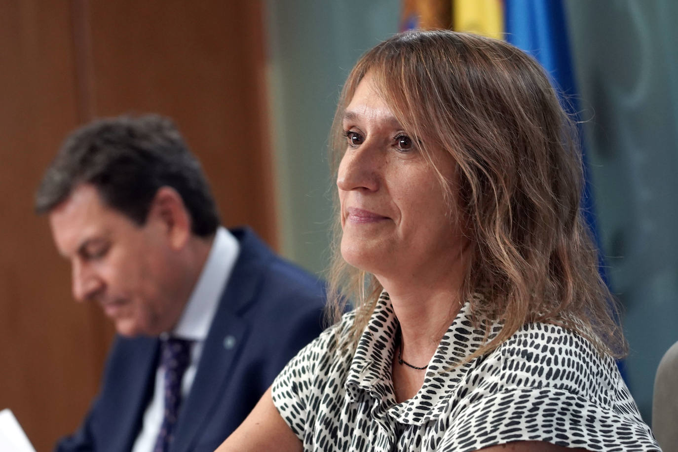 El consejero de Economía y Hacienda y portavoz, Carlos Fernández Carriedo, y la consejera de Educación, Rocío Lucas, comparecen en rueda de prensa posterior al Consejo de Gobierno.