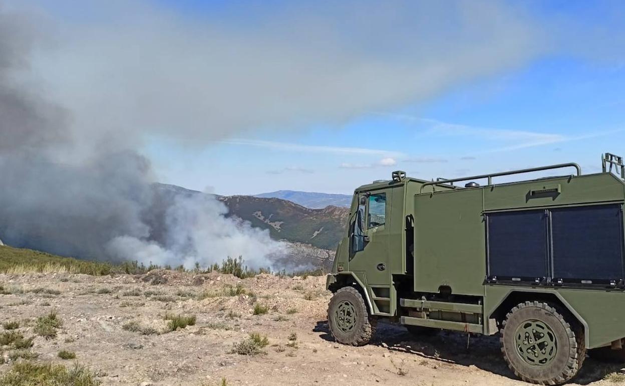 El Ejército de Tierra realiza labores de supervisión en el incendio de El Teleno.