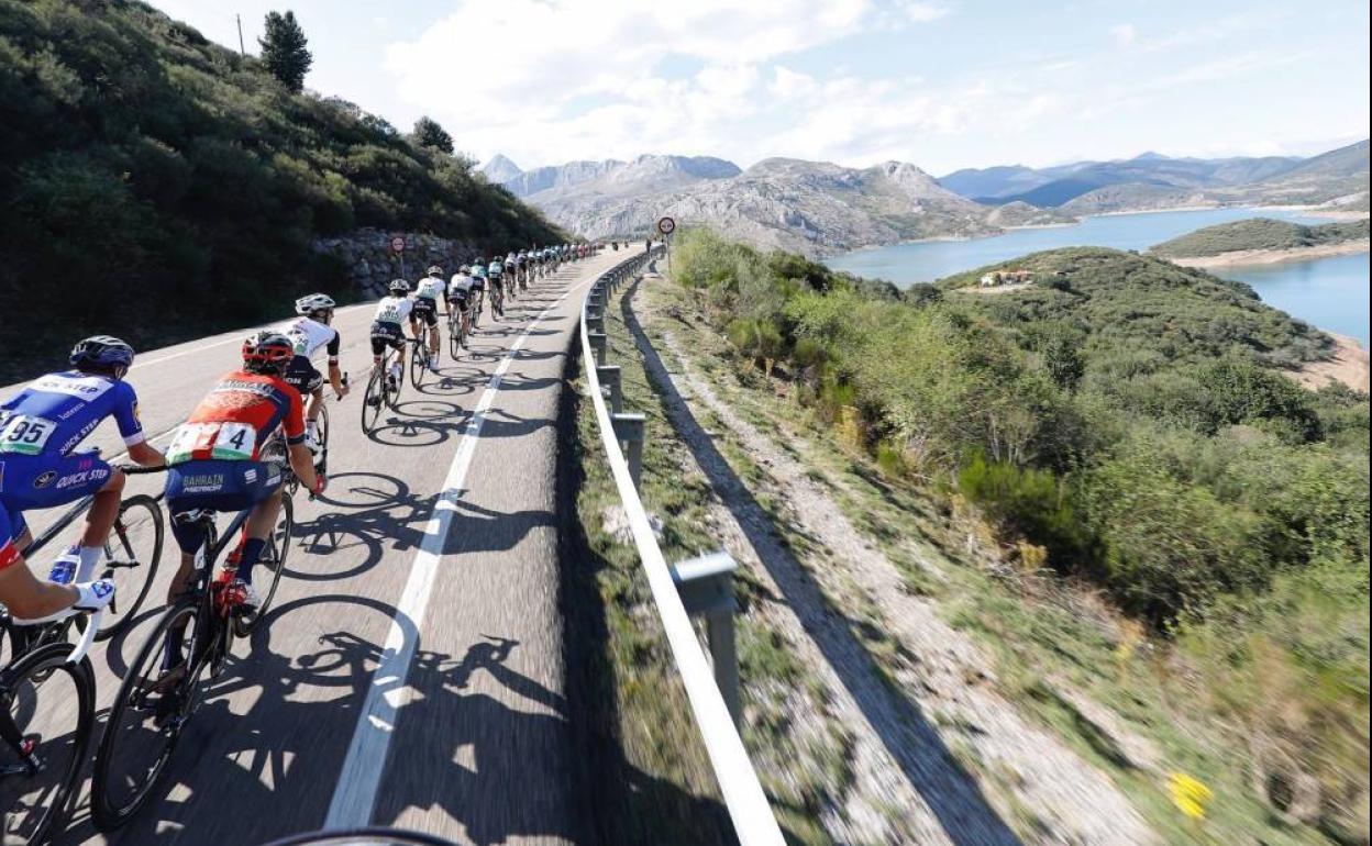 El pelotón volverá a bordear el embalse de Riaño, como hiciera en 2018