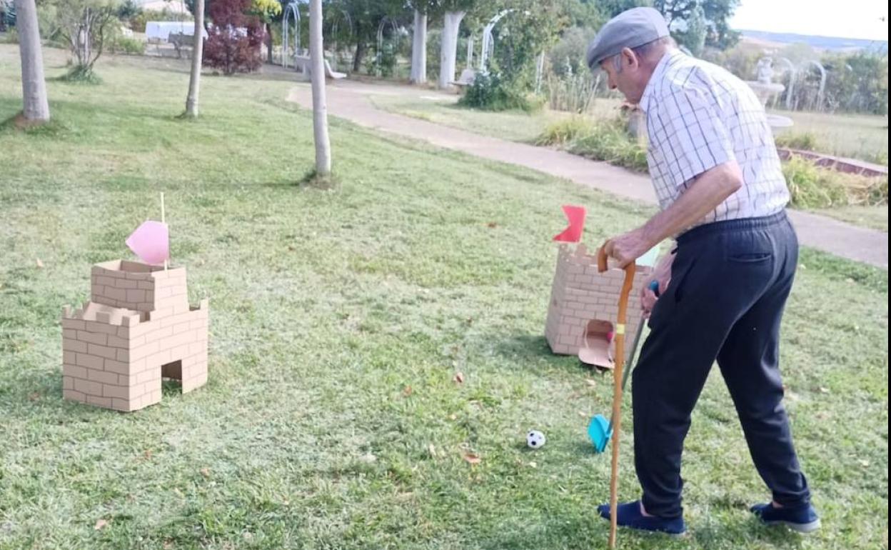 Severino, uno de los residentes, jugando al golf.