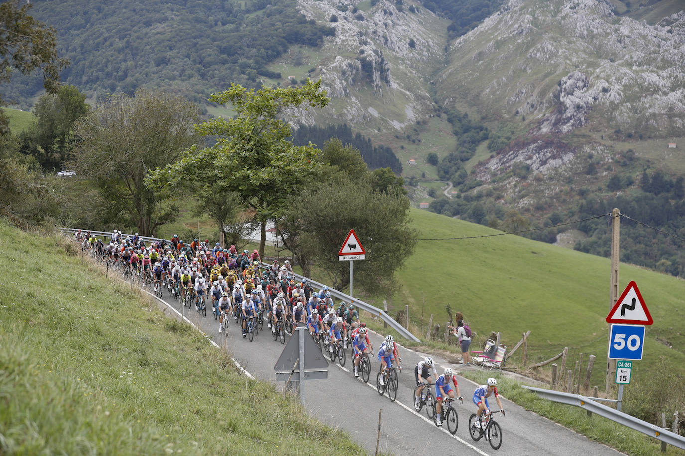 El belga Remco Evenepoel, del equipo Quick Step Alpha Vynil, en el podio como líder de la clasificación general, tras la sexta etapa de La Vuelta disputada entre las localidades de Bilbao y la ascensión al Pico Jano en San Miguel de Aguayo, este jueves con 181,2 kilómetros de recorrido. Cistierna espera en la jornada de este viernes. 