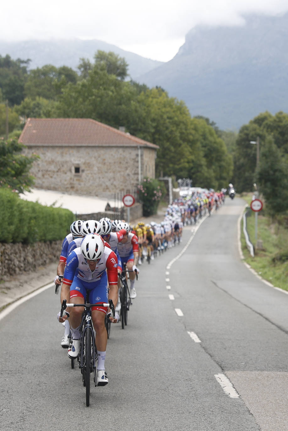 El belga Remco Evenepoel, del equipo Quick Step Alpha Vynil, en el podio como líder de la clasificación general, tras la sexta etapa de La Vuelta disputada entre las localidades de Bilbao y la ascensión al Pico Jano en San Miguel de Aguayo, este jueves con 181,2 kilómetros de recorrido. Cistierna espera en la jornada de este viernes. 