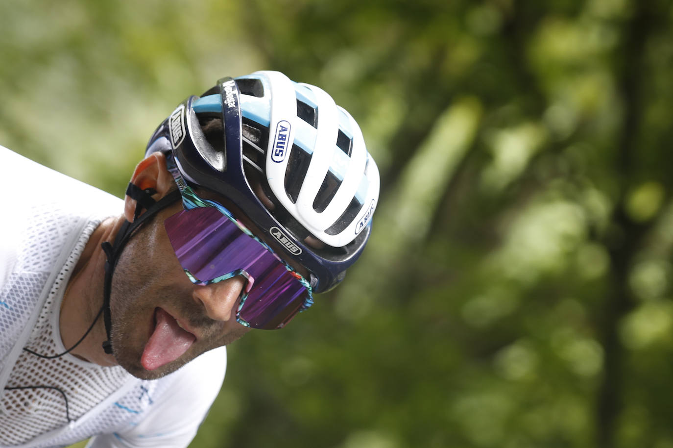 El belga Remco Evenepoel, del equipo Quick Step Alpha Vynil, en el podio como líder de la clasificación general, tras la sexta etapa de La Vuelta disputada entre las localidades de Bilbao y la ascensión al Pico Jano en San Miguel de Aguayo, este jueves con 181,2 kilómetros de recorrido. Cistierna espera en la jornada de este viernes. 