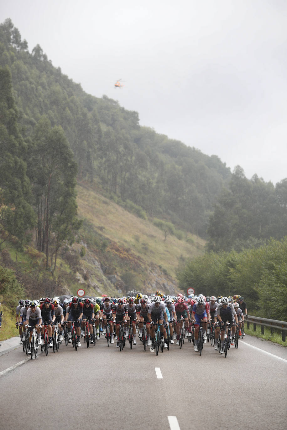 El belga Remco Evenepoel, del equipo Quick Step Alpha Vynil, en el podio como líder de la clasificación general, tras la sexta etapa de La Vuelta disputada entre las localidades de Bilbao y la ascensión al Pico Jano en San Miguel de Aguayo, este jueves con 181,2 kilómetros de recorrido. Cistierna espera en la jornada de este viernes. 