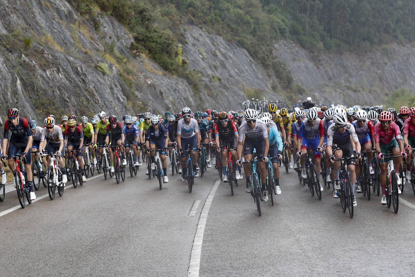 El belga Remco Evenepoel, del equipo Quick Step Alpha Vynil, en el podio como líder de la clasificación general, tras la sexta etapa de La Vuelta disputada entre las localidades de Bilbao y la ascensión al Pico Jano en San Miguel de Aguayo, este jueves con 181,2 kilómetros de recorrido. Cistierna espera en la jornada de este viernes. 