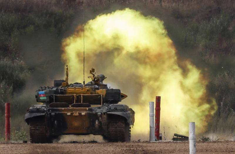 Un tanque dispara durante el biatlón de carros blindados.