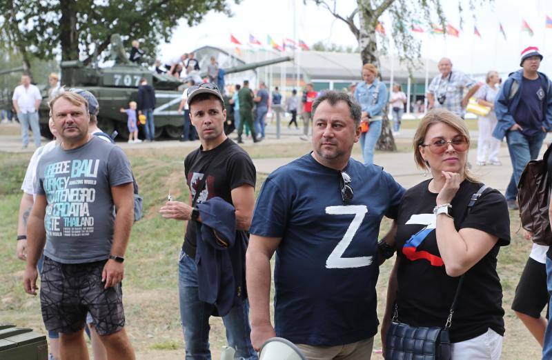 Público ruso asistente a la carrera de tanques. En su camiseta llevan la 'Z' de apoyo a la invasión de Ucrania.