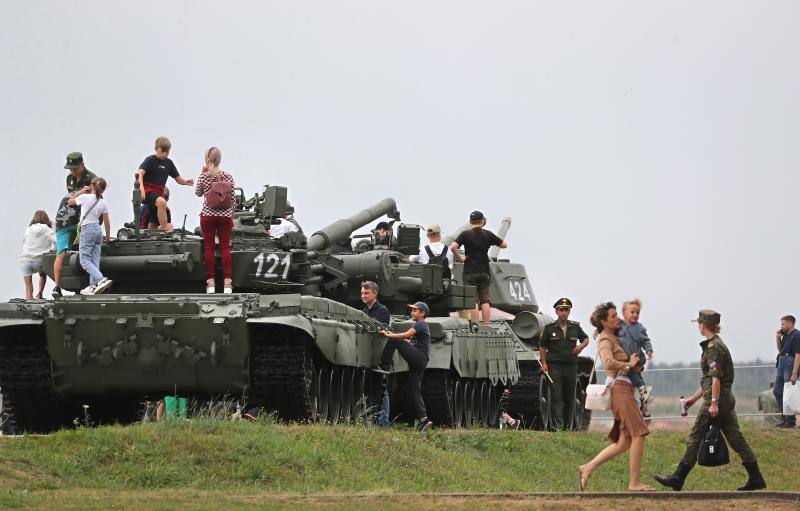 Ciudadanos rusos visitan los tanques expuestos durante los International Army Games.