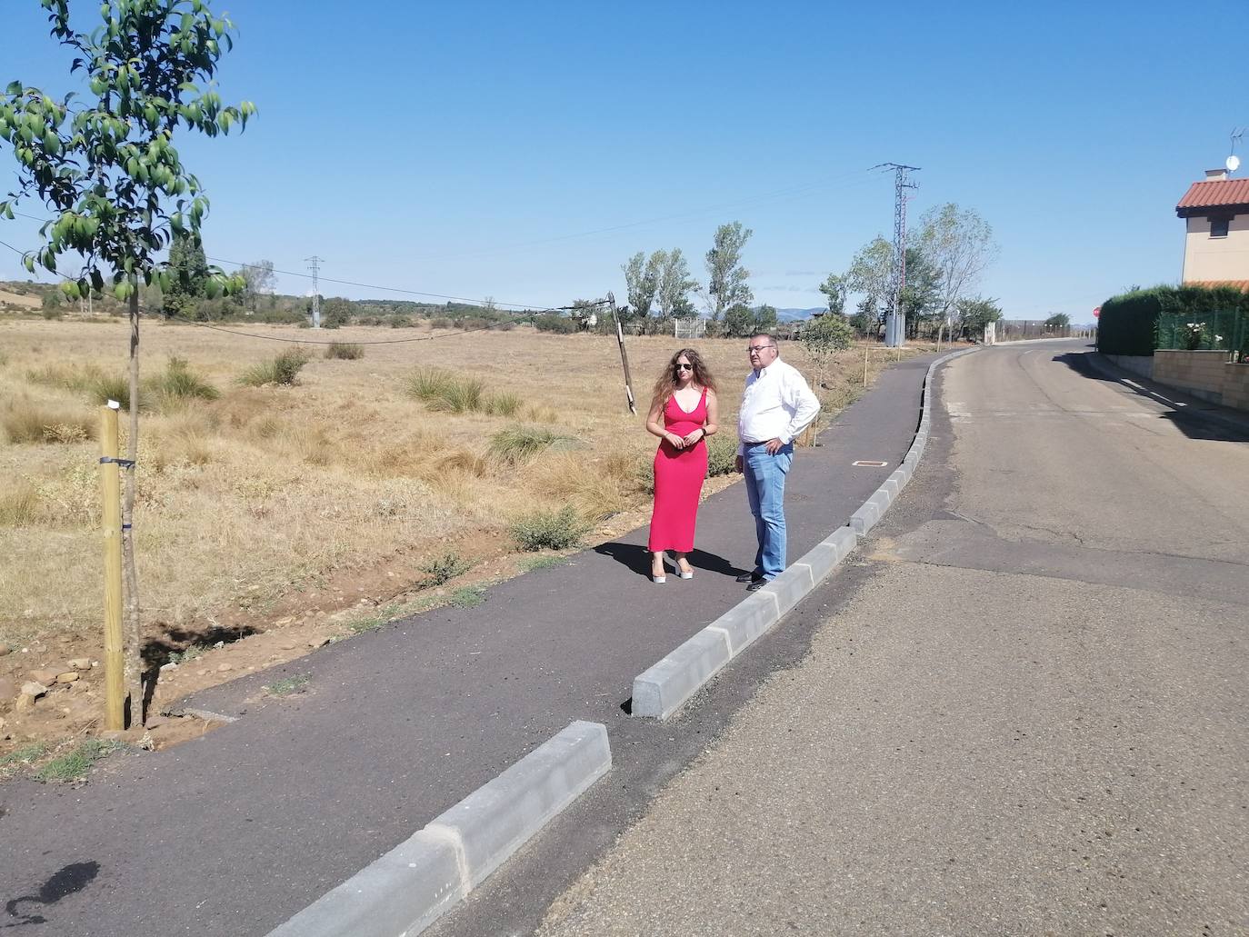 La delegada territorial de la Junta en León, Ester Muñoz, ha visitado el municipio de Sariegos para comprobar el estado de las diferentes actuaciones acometidas con cargo a presupuestos de la Junta de Castilla y León que asciende a 836.000 euros en los dos últimos años