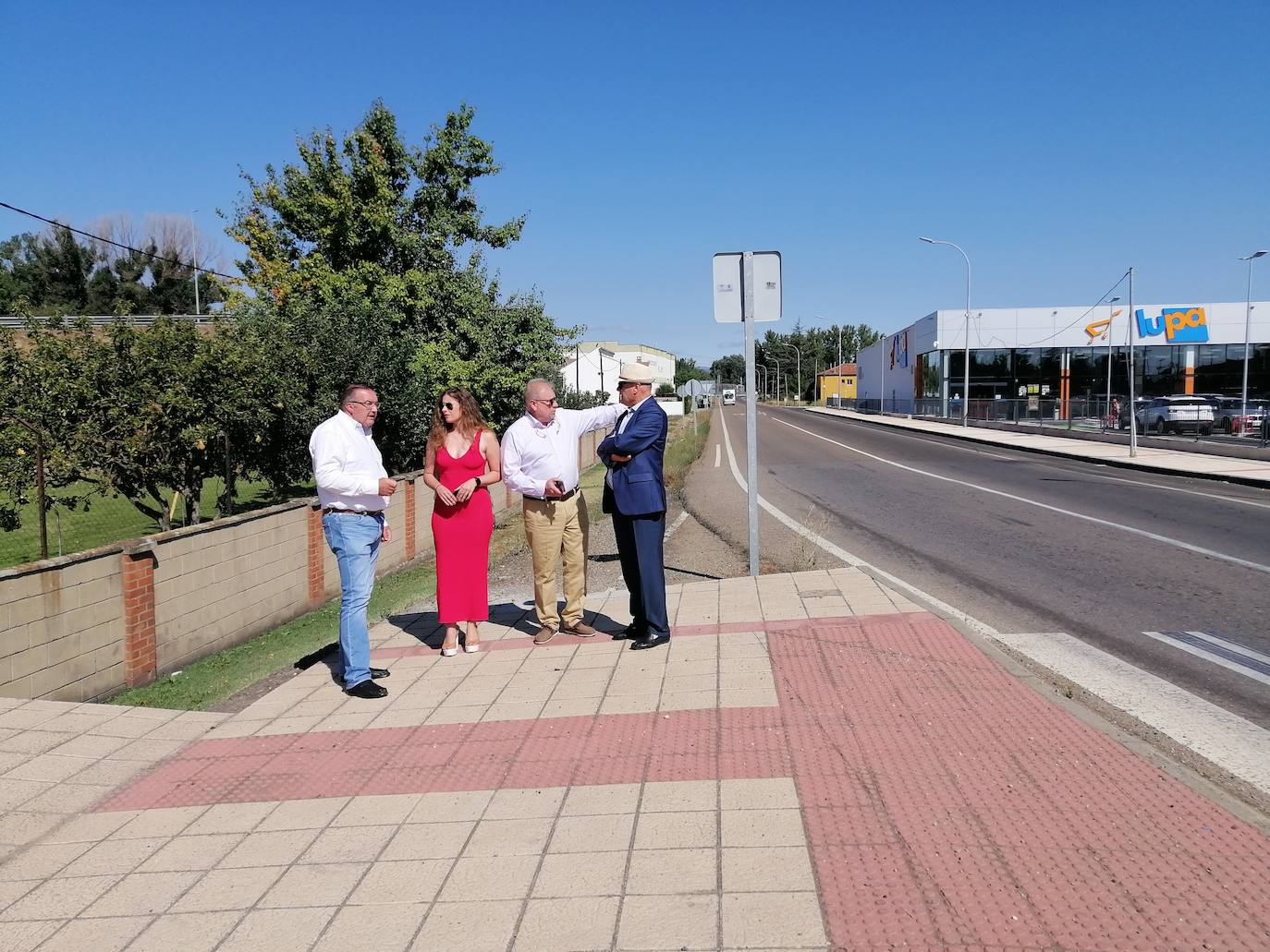 La delegada territorial de la Junta en León, Ester Muñoz, ha visitado el municipio de Sariegos para comprobar el estado de las diferentes actuaciones acometidas con cargo a presupuestos de la Junta de Castilla y León que asciende a 836.000 euros en los dos últimos años