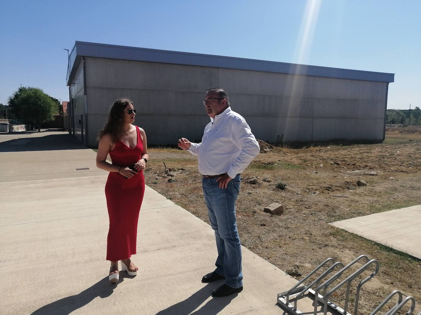 La delegada territorial de la Junta en León, Ester Muñoz, ha visitado el municipio de Sariegos para comprobar el estado de las diferentes actuaciones acometidas con cargo a presupuestos de la Junta de Castilla y León que asciende a 836.000 euros en los dos últimos años