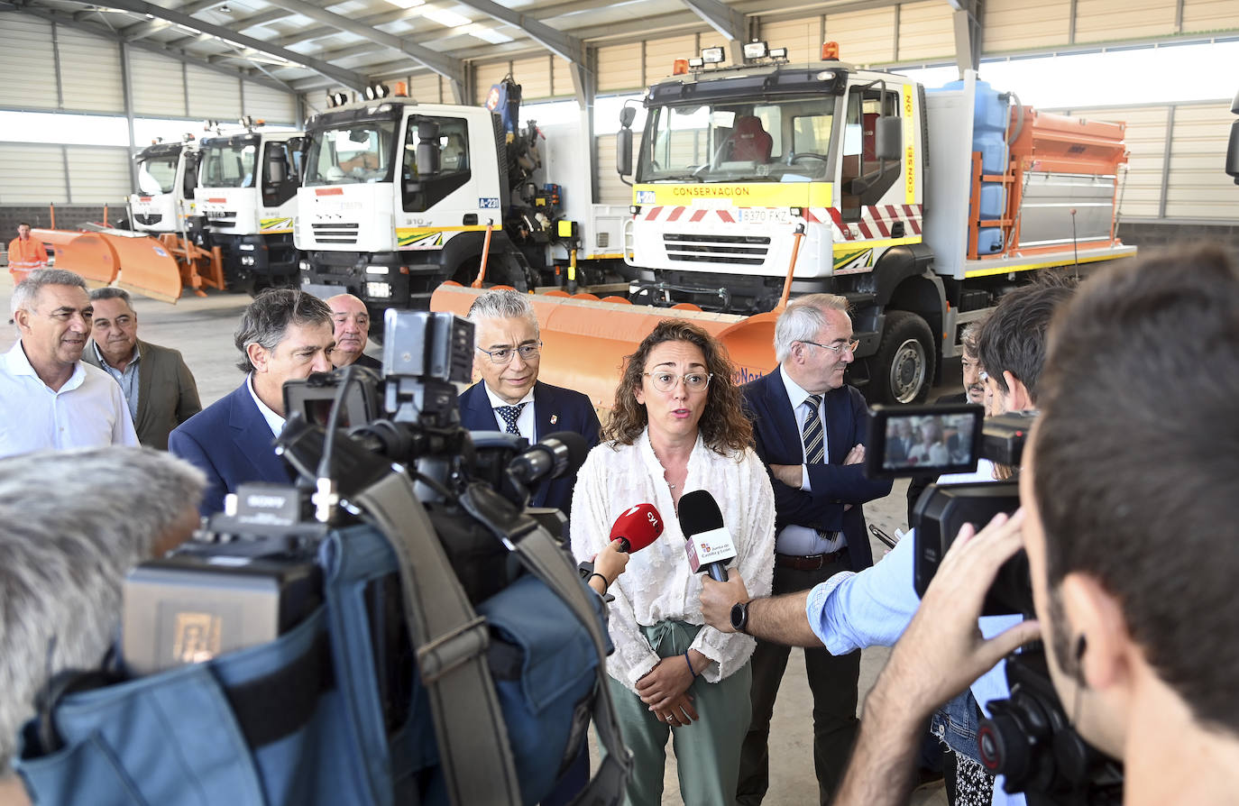 La consejera de Movilidad y Transformación Digital, María González Corral, visita el Centro de Conservación de Carreteras. 