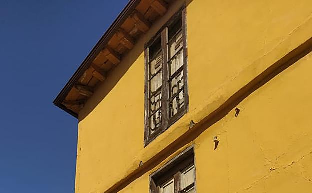 Una de las fachadas de una vivienda en el barrio de Santa Marina.