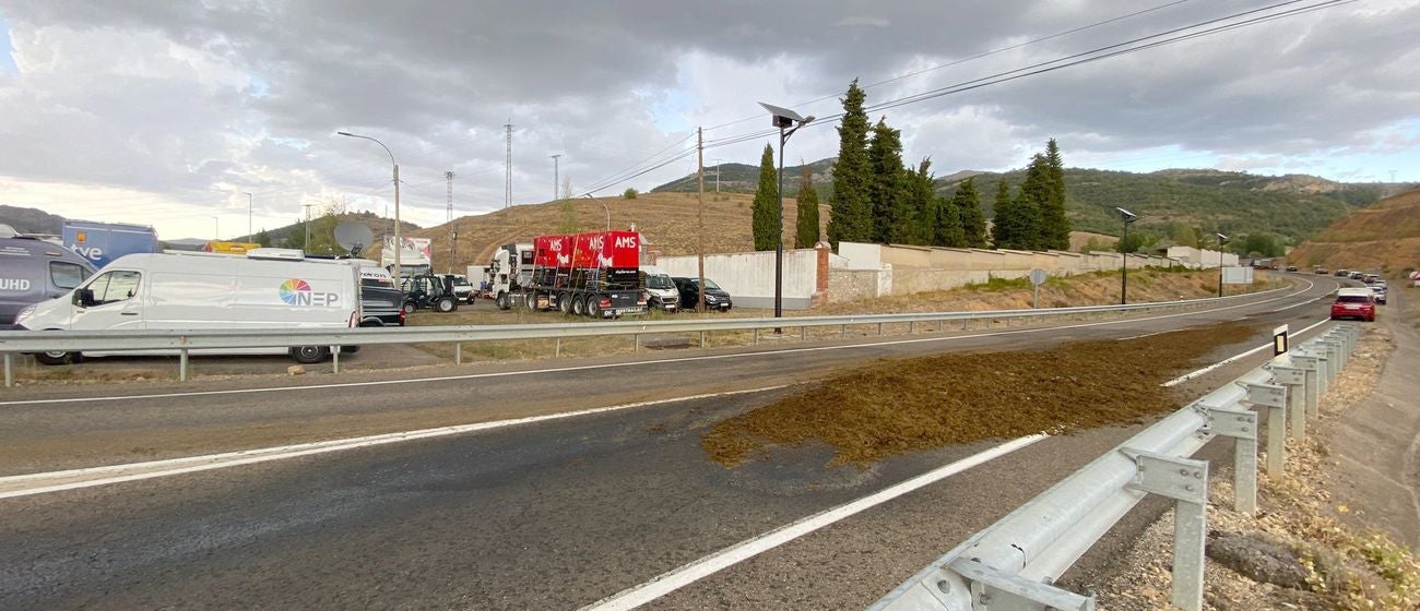 Un camión pierde su carga de estiércol en uno de los accesos a la localidad de Cistierna. La pérdida de la carga limitó el tráfico en ese punto del vial en una jornada marcada por la llegada a la localidad de la Vuelta a España. 