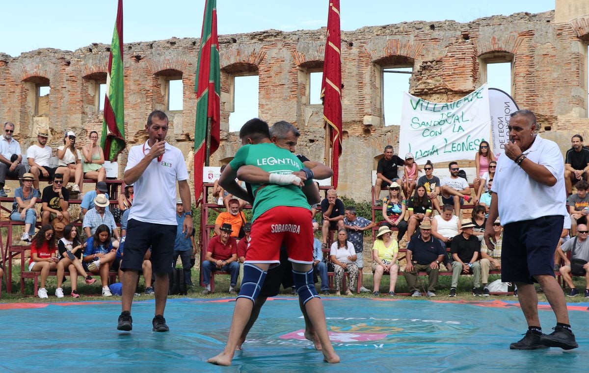 El claustro de monasterio de Sandoval ha acogido por primera vez un corro de la Liga de Verano