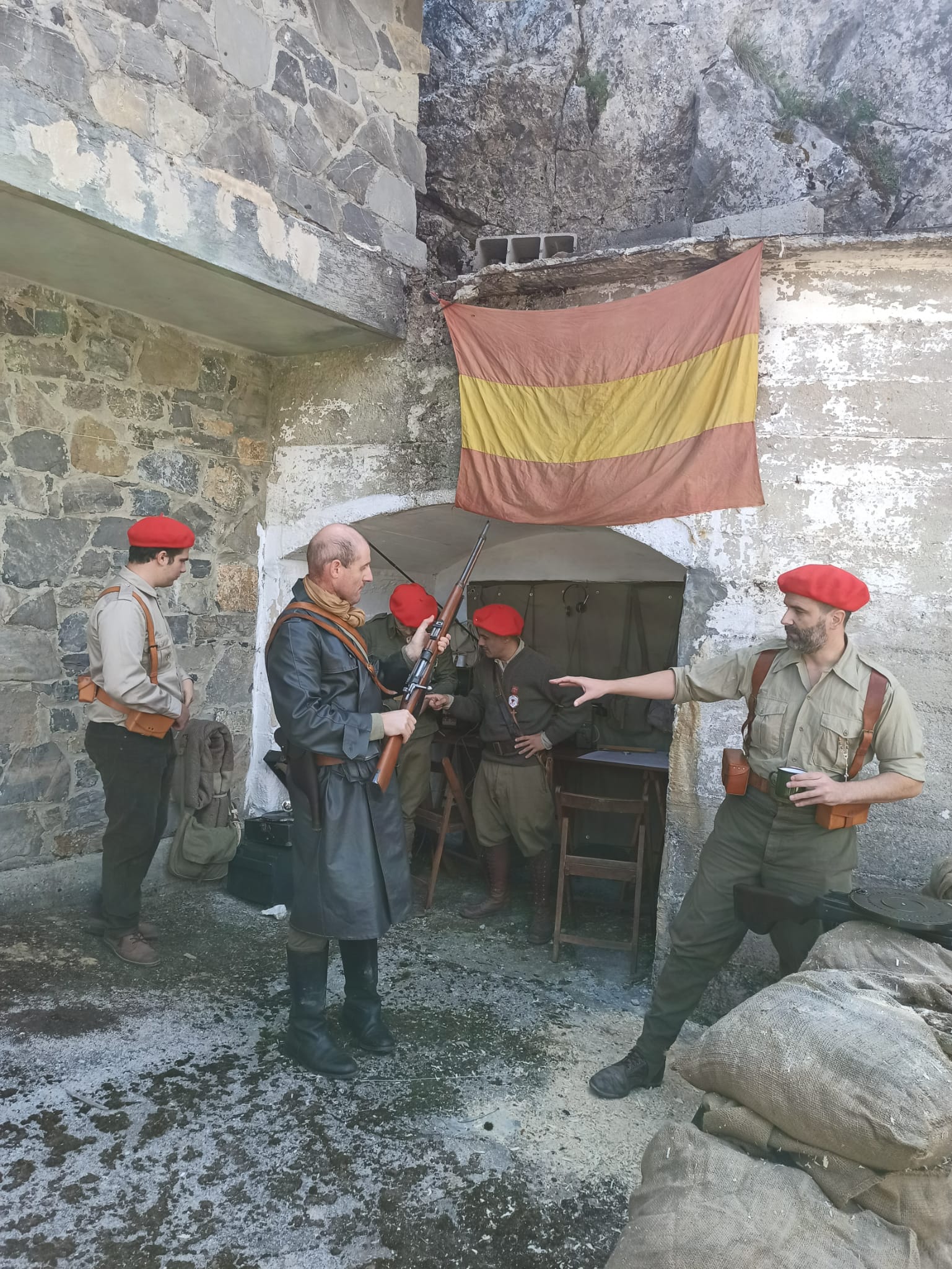 La localidad leonesa ha organizado sus I Jornadas Históricas 'Fortines de Tarna' con una recreación histórica por los fortines del puerto de Tarna.