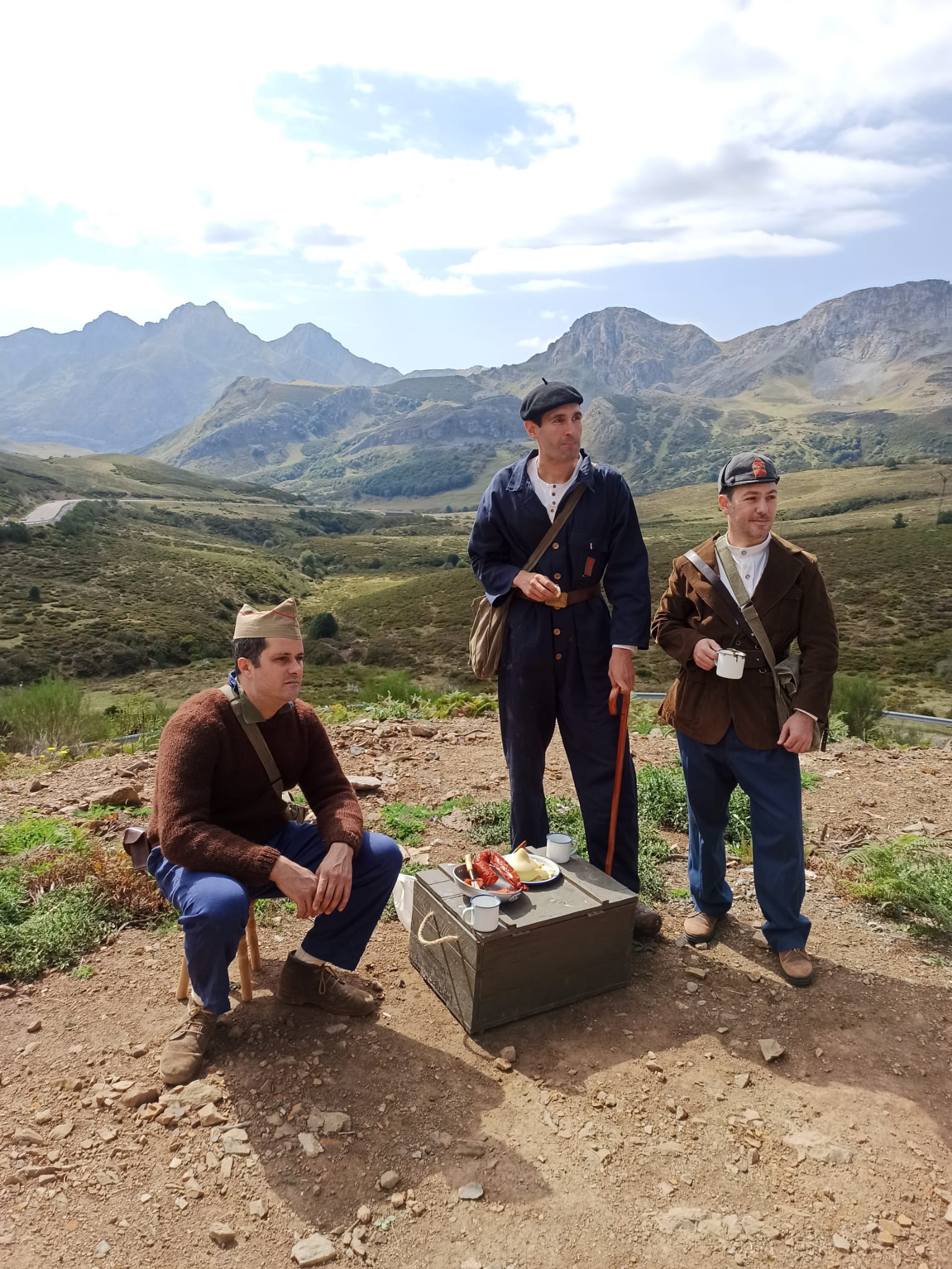 La localidad leonesa ha organizado sus I Jornadas Históricas 'Fortines de Tarna' con una recreación histórica por los fortines del puerto de Tarna.