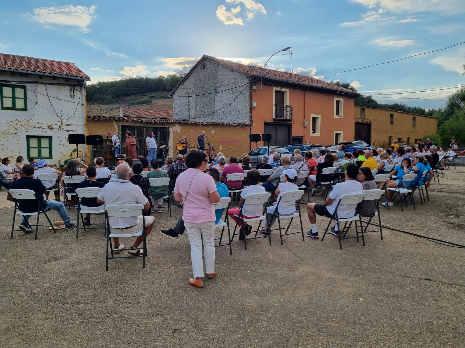 La localidad leonesa ha reunido a distintas asociaciones en un evento que ha aunado patrimonio histórico y ocio, con una comida popular y la actuación de La Braña