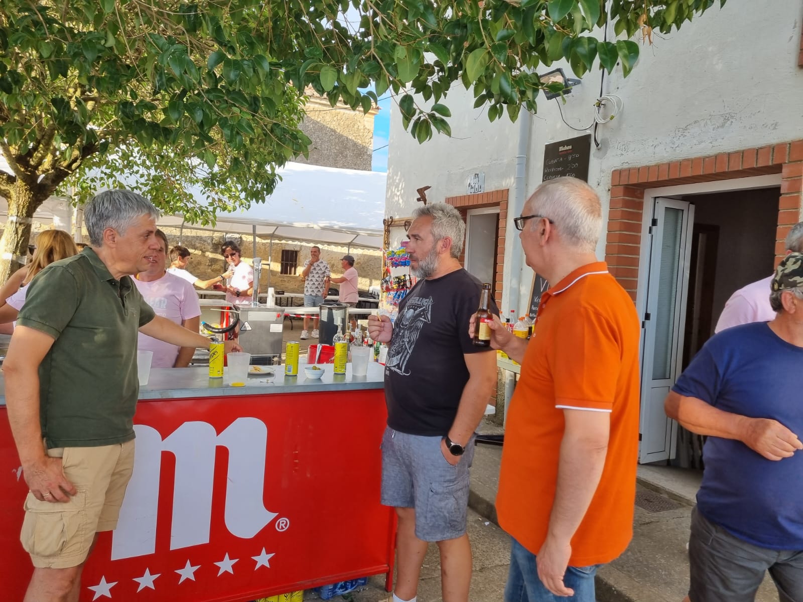 La localidad leonesa ha reunido a distintas asociaciones en un evento que ha aunado patrimonio histórico y ocio, con una comida popular y la actuación de La Braña