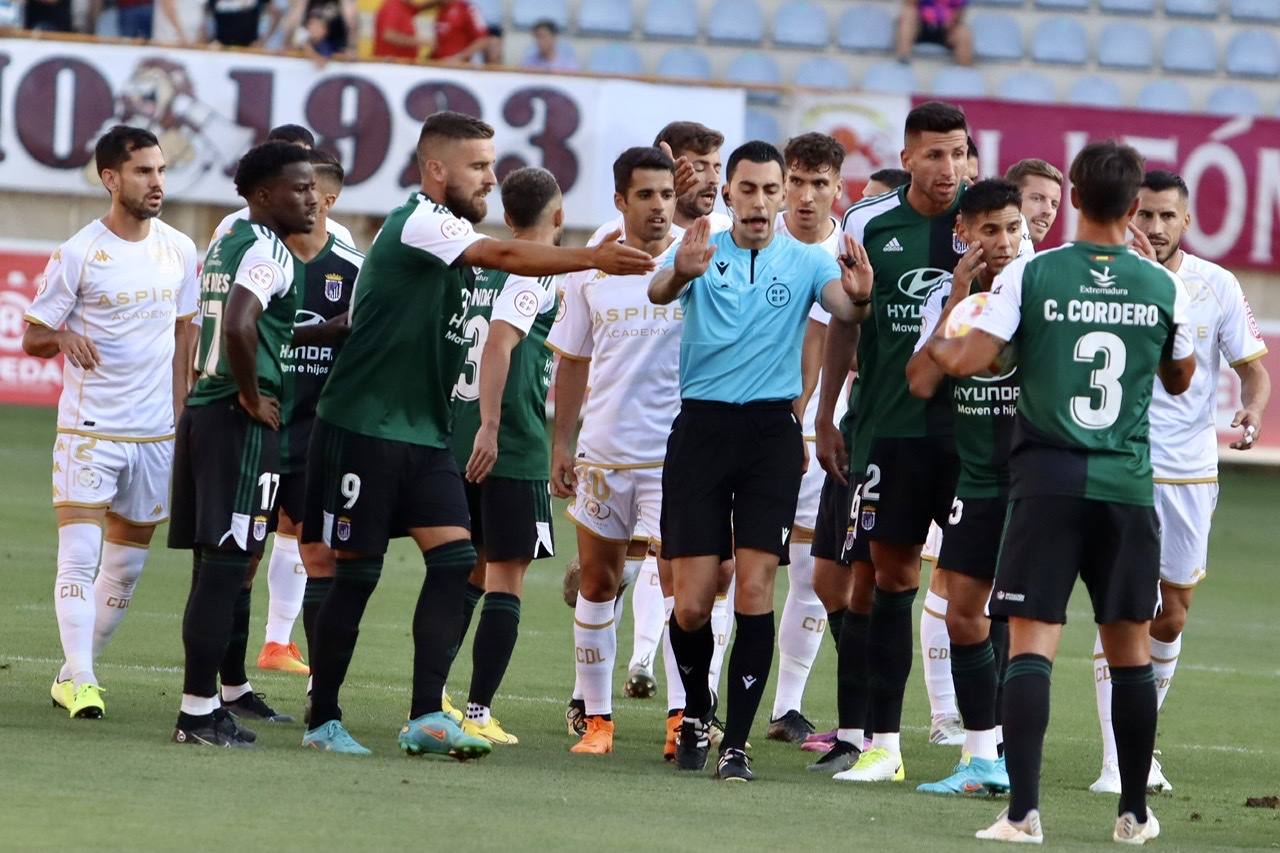 El Reino de León ha acogido la primera jornada de la Primera RFEF con el duelo entre la Cultural de Docampo y el Badajoz