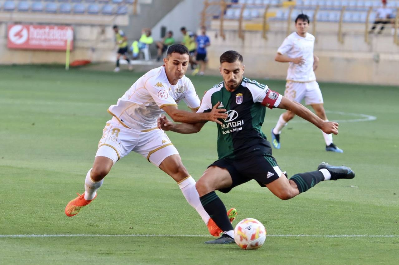 El Reino de León ha acogido la primera jornada de la Primera RFEF con el duelo entre la Cultural de Docampo y el Badajoz