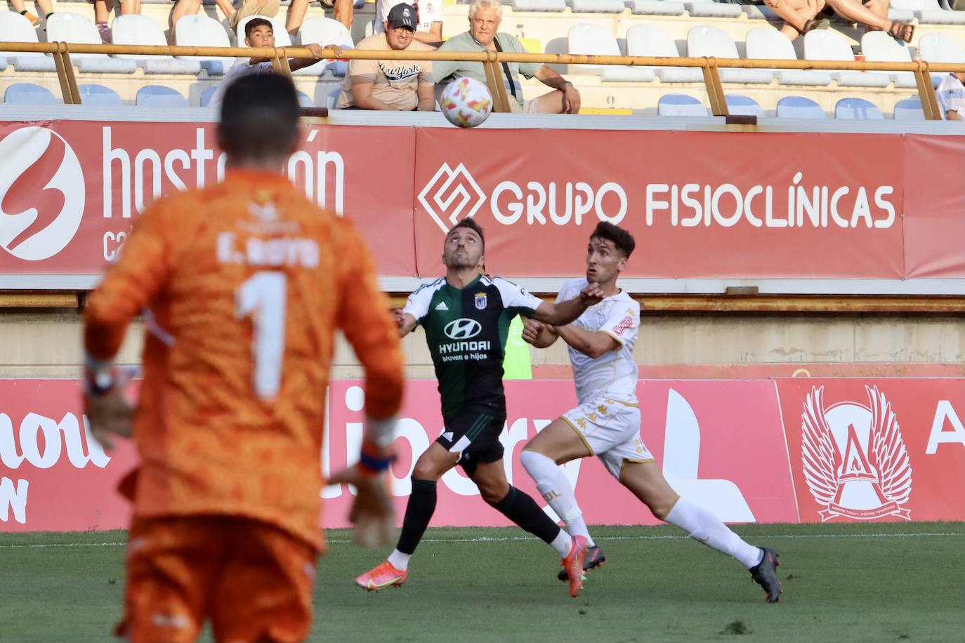 El Reino de León ha acogido la primera jornada de la Primera RFEF con el duelo entre la Cultural de Docampo y el Badajoz