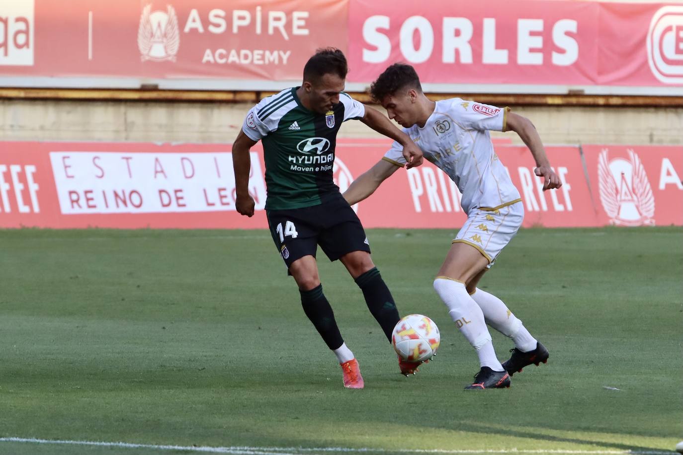 El Reino de León ha acogido la primera jornada de la Primera RFEF con el duelo entre la Cultural de Docampo y el Badajoz