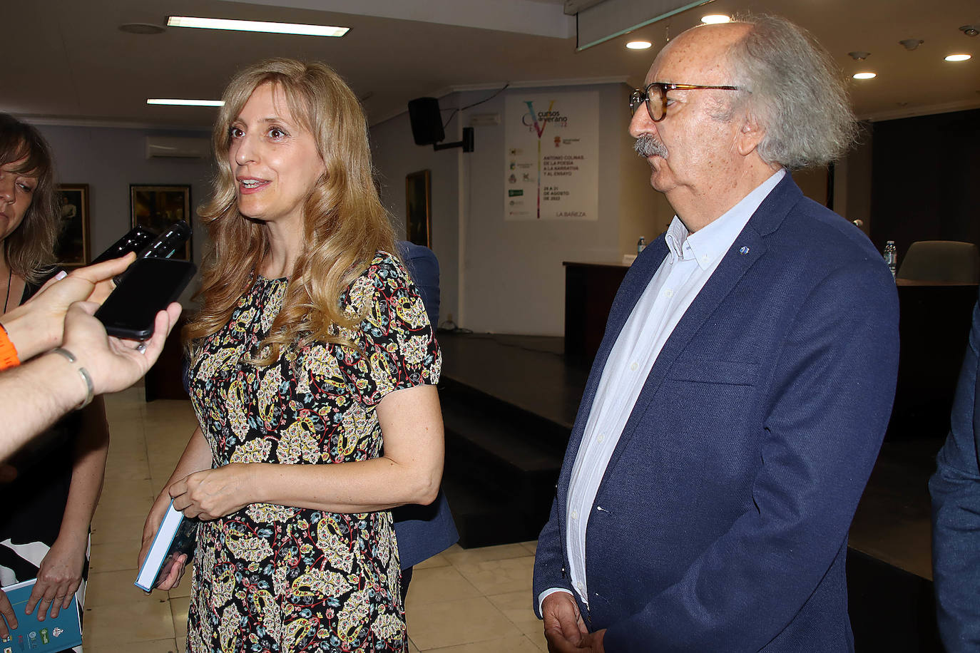 Antonio Colinas con el alcalde bañezano, Javier Carrera y la viceconsejera de Acción Cultural, Mar Sancho